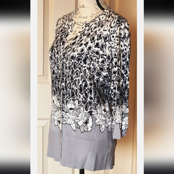 Cyrus Black & White Abstract Flower  Button Up V-Neck 3/4 Sleeve Cardigan 1X - Picture 2 of 11